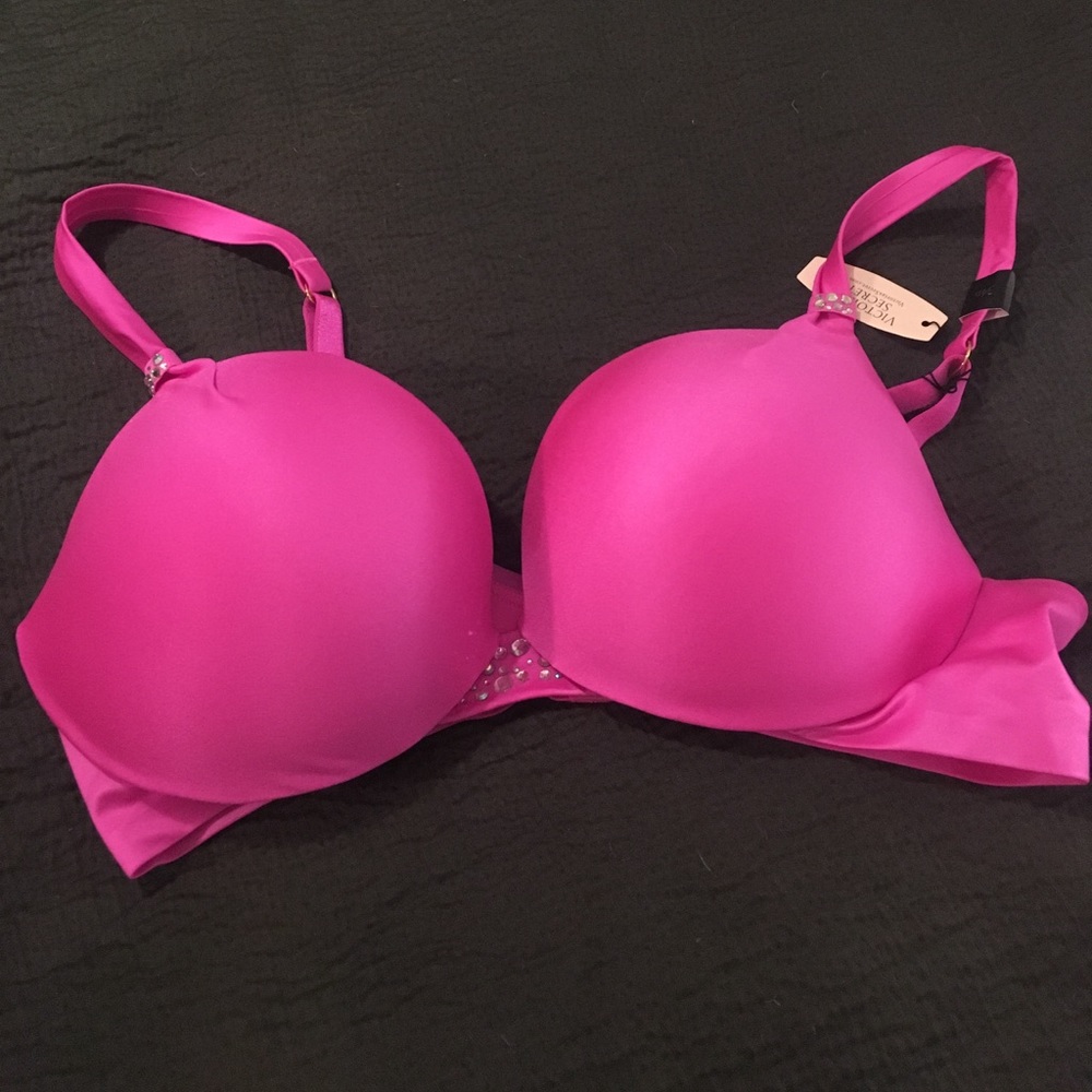 New with tags! Victoria’s Secret Rhinestone Bra.